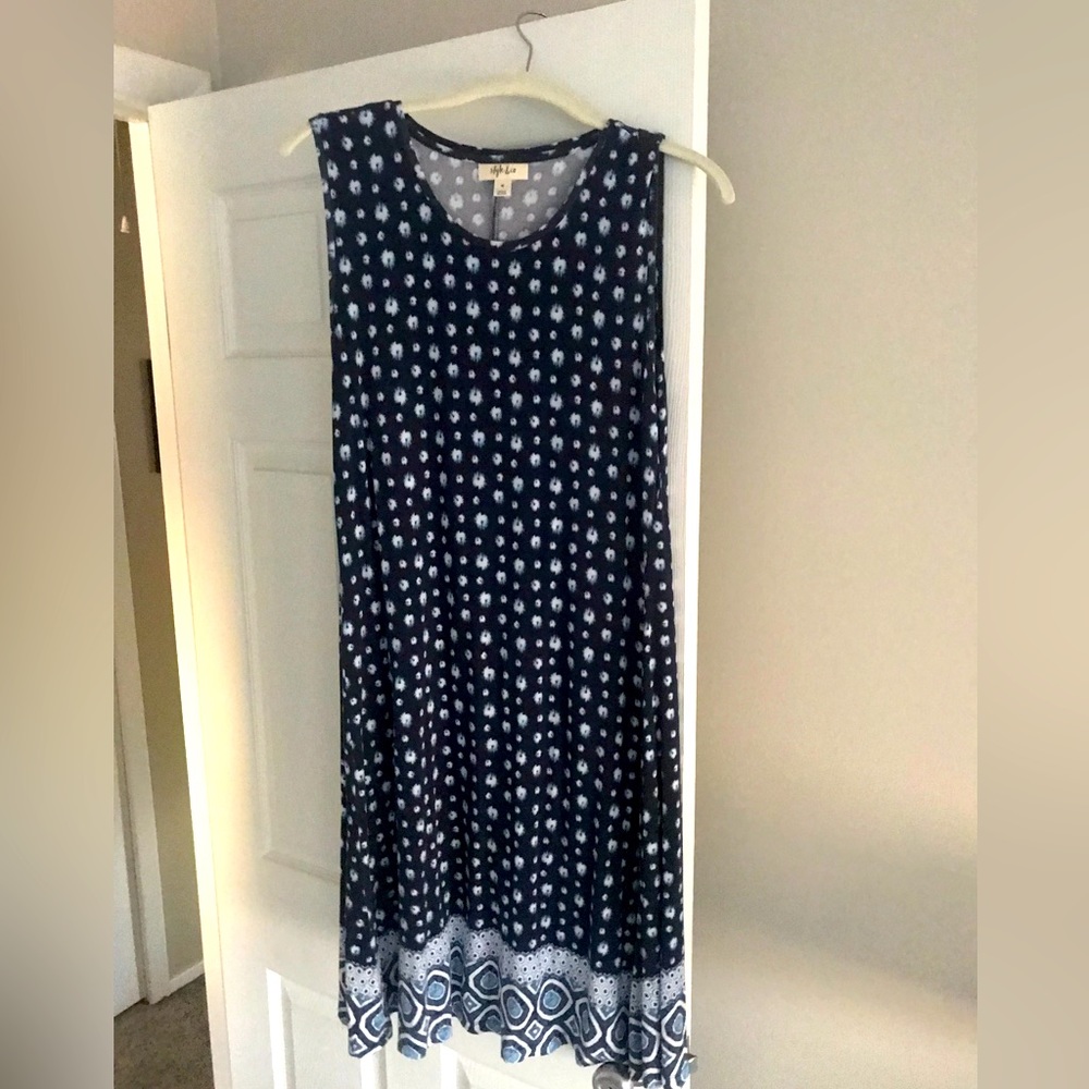 Sleeveless print maxi dress. Color blue. Great to wear with flip flops.